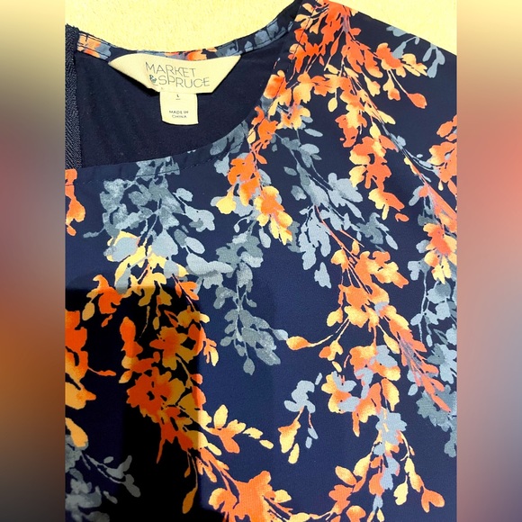 Blue Cap Sleeve blouse w/ beautiful floral print and detail zipper back, size L - Picture 3 of 6